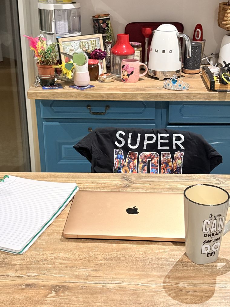 Le cercle vu de chez toi : ordinateur, carnet et café prêts pour la session en ligne