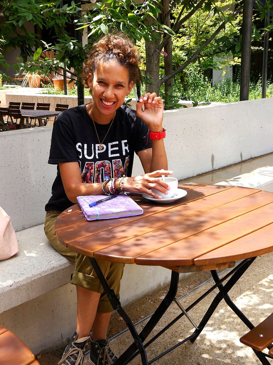 Laurie, fondatrice de Wondermum, souriante en terrasse