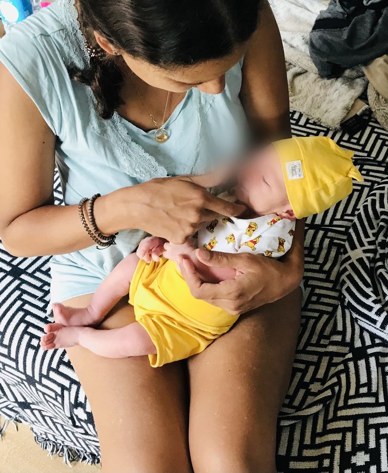 Une maman et son nouveau-né, moment de tendresse à domicile